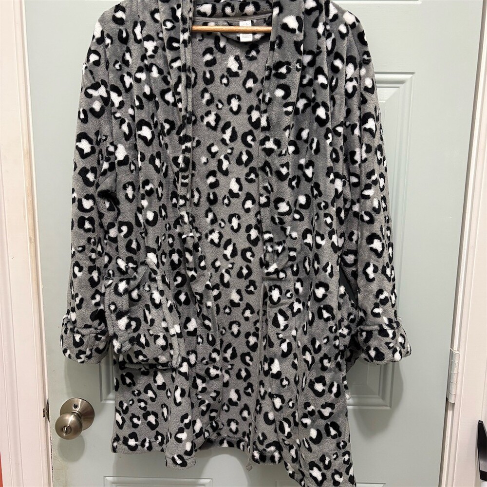 Just Be Robe Womens M Gray Leopard Print Plush Fleece Belted Pockets